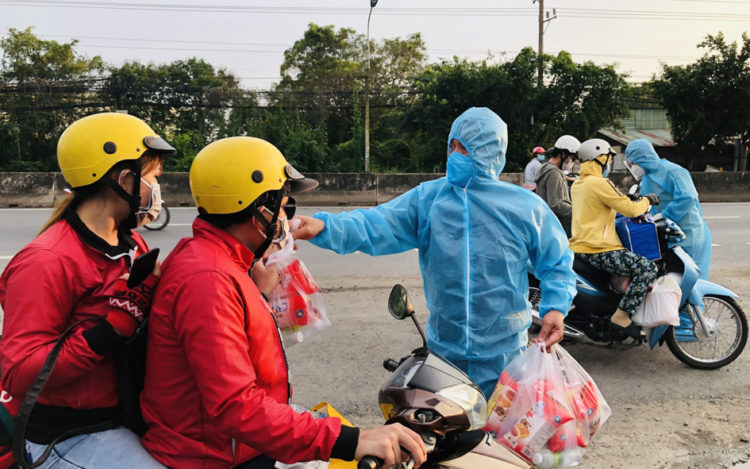 Long An: Tiếp sức cho người dân miền Tây về quê tránh dịch