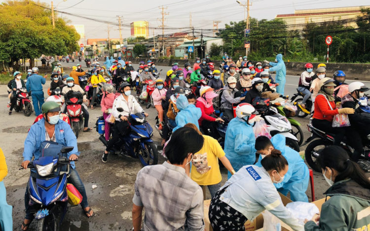 Long An: Tiếp sức cho người dân miền Tây về quê tránh dịch