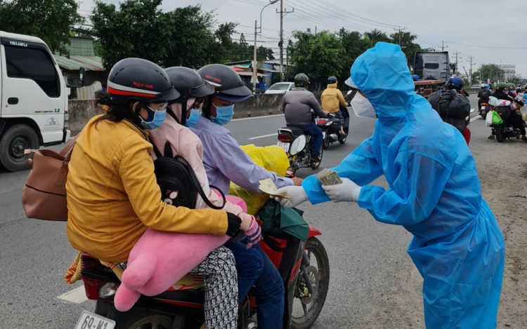 Long An: Tiếp sức cho người dân miền Tây về quê tránh dịch