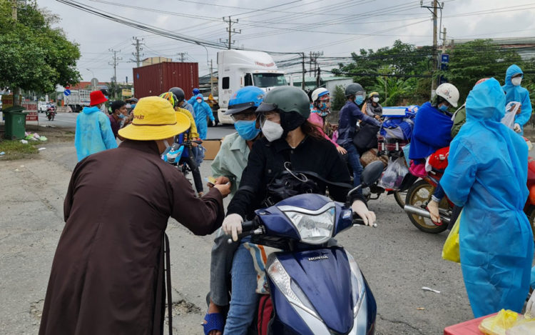 Long An: Tiếp sức cho người dân miền Tây về quê tránh dịch