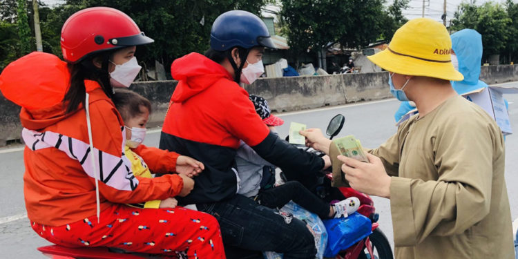 Long An: Tiếp sức cho người dân miền Tây về quê tránh dịch