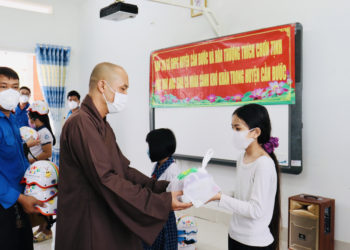 Ban Trị sự Huyện Cần Đước Thăm Và Tặng Quà Cho Học Sinh Nhân Năm Học Mới 2021