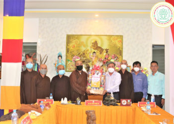 Phái đoàn Tỉnh ủy Long An thăm, chúc mừng Ban trị sự GHPGVN huyện Đức Huệ