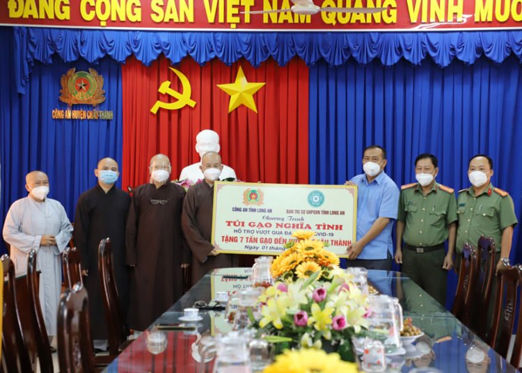Túi Gạo Nghĩa Tình: Tặng 12 tấn gạo đến 2 huyện – Châu Thành và Đức Huệ