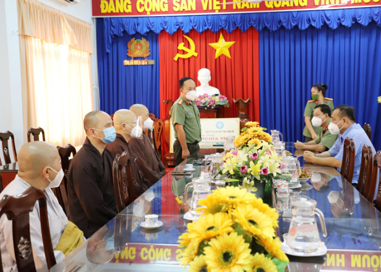 Túi Gạo Nghĩa Tình: Tặng 12 tấn gạo đến 2 huyện – Châu Thành và Đức Huệ