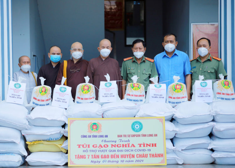 Túi Gạo Nghĩa Tình: Tặng 12 tấn gạo đến 2 huyện – Châu Thành và Đức Huệ