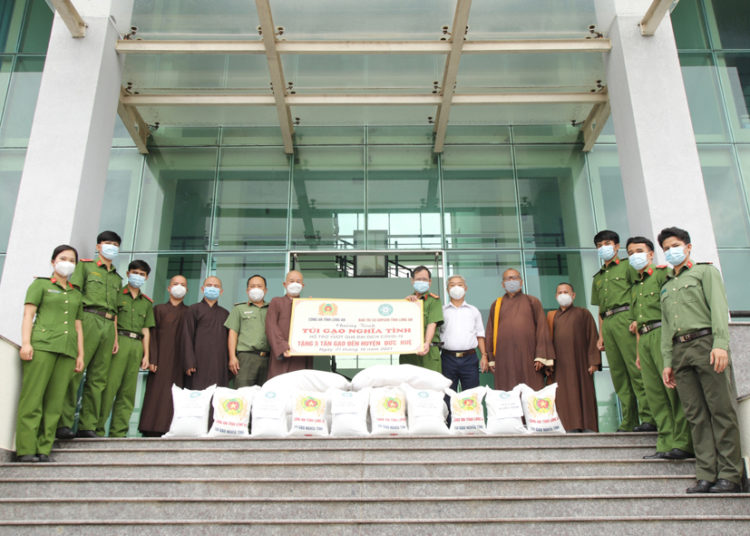 Túi Gạo Nghĩa Tình: Tặng 12 tấn gạo đến 2 huyện – Châu Thành và Đức Huệ
