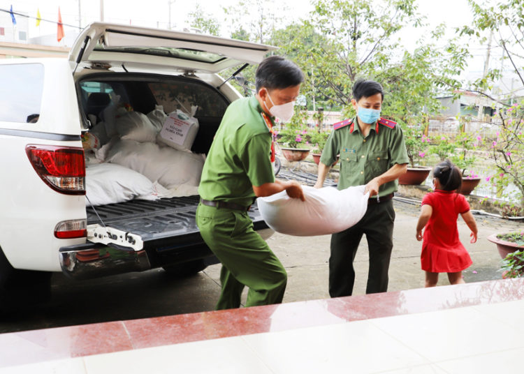 Túi Gạo Nghĩa Tình: Tặng 12 tấn gạo đến 2 huyện – Châu Thành và Đức Huệ