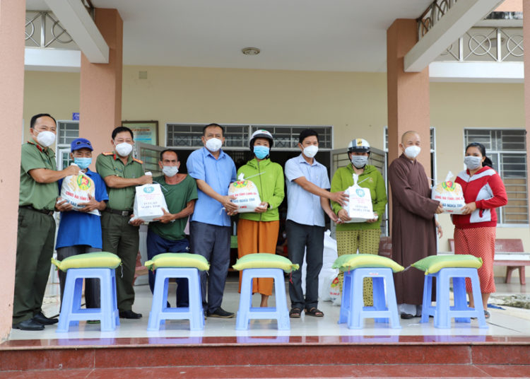 Túi Gạo Nghĩa Tình: Tặng 12 tấn gạo đến 2 huyện – Châu Thành và Đức Huệ