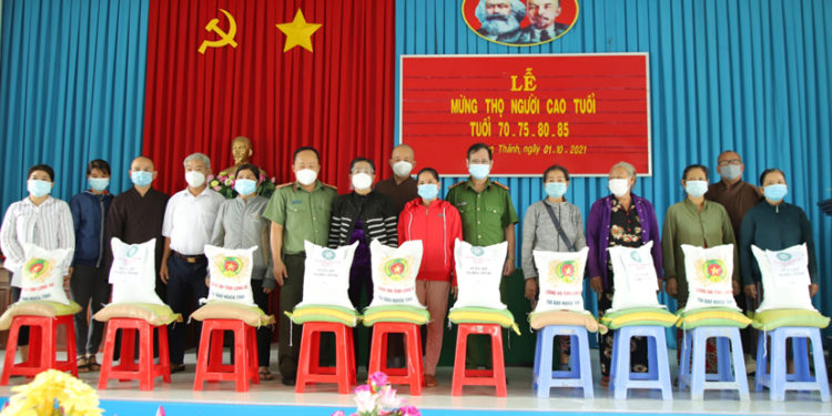 Túi Gạo Nghĩa Tình: Tặng 12 tấn gạo đến 2 huyện – Châu Thành và Đức Huệ