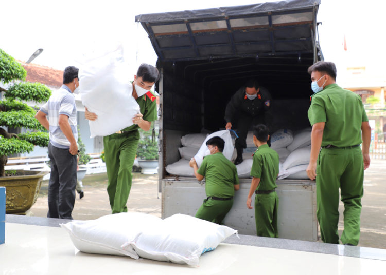 Túi Gạo Nghĩa Tình: Tặng 12 tấn gạo đến 2 huyện – Châu Thành và Đức Huệ