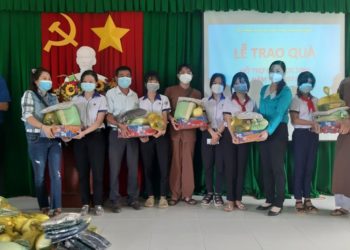 Tân Thạnh: Chùa Giác Hoa tặng 100 phần quà cho học sinh và đồng bào gặp hoàn cảnh  khó khăn
