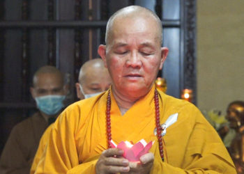 Nhiều tự viện trong tỉnh Long An đồng loạt thắp nến cầu siêu tưởng nhớ nạn nhân Covid _ 19