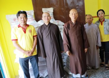 PHIÊN HỌP CUỐI NĂM CỦA PHẬT GIÁO HUYỆN THẠNH HOÁ VÀ TIẾP NHẬN 8 TẤN GẠO MỪNG XUÂN