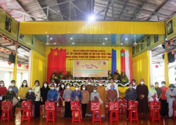 Đức Hòa: Chùa Pháp Minh trao tặng 300 phần quà cho đồng bào khó khăn vui xuân đón tết Nhâm Dần