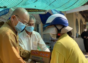 Thành phố Tân An: Chùa Hưng Phú trao tặng 200 phần quà cho đồng bào khó khăn