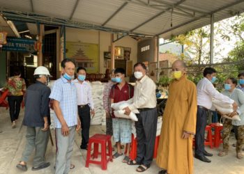 Chùa Thiền Bửu phát quà Tết cho dân nghèo