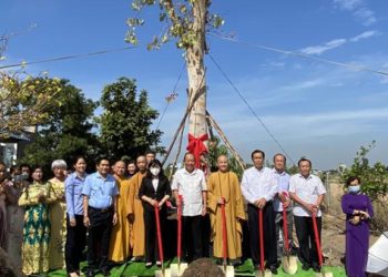 Cần Giuộc: Nguyên Phó Thủ tướng Thường trực Trương Hòa Bình thăm và trồng cây bồ đề lưu niệm tại chùa Hòa Long