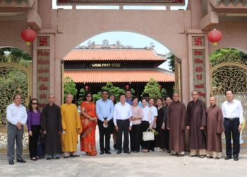 Nguyên Chủ tịch nước Trương Tấn Sang và Tổng lãnh sự Ấn Độ tại Tp HCM thăm viếng chùa Pháp Minh