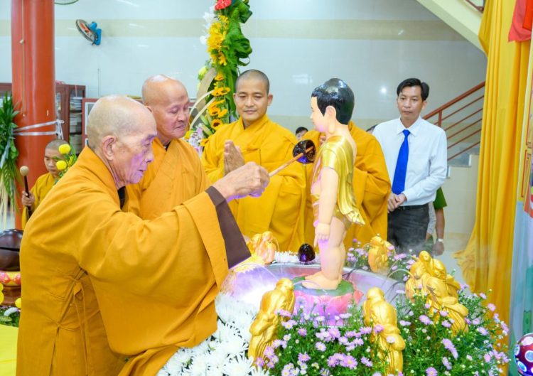 Cần Đước: Ban Trị sự Phật giáo huyện trang nghiêm tổ chức Đại lễ Phật đản Pl: 2566