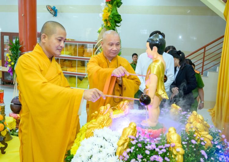 Cần Đước: Ban Trị sự Phật giáo huyện trang nghiêm tổ chức Đại lễ Phật đản Pl: 2566