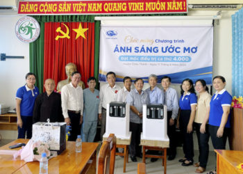 Ban Từ Thiện Tổ Đình Kim Cang hướng dẫn Cty CP Vĩnh Hoàn tài trợ Mổ Mắt