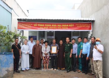 Đức Hòa: Ban Trị sự trao nhà Đại Đoàn Kết tại xã Đức Hòa Hạ.