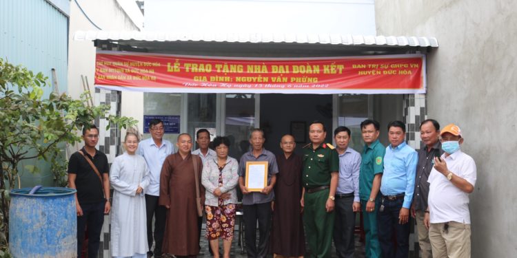 Đức Hòa: Ban Trị sự trao nhà Đại Đoàn Kết tại xã Đức Hòa Hạ.