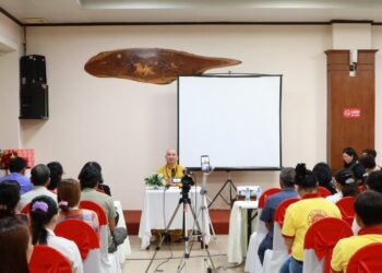 Đại đức Thích Lệ Ngôn thuyết giảng trong hội nghị khách hàng bảo hiểm Prudential