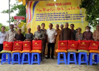 Cần Giuộc: Ông Trương Hòa Bình trao tặng 120 phần quà tại chùa Hòa Long, xã Long Phụng