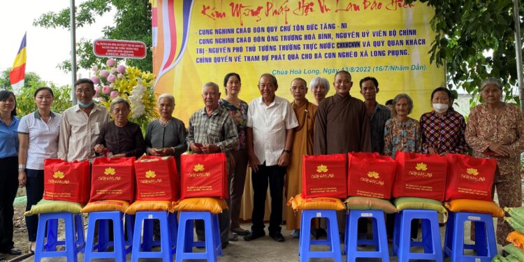 Cần Giuộc: Ông Trương Hòa Bình trao tặng 120 phần quà tại chùa Hòa Long, xã Long Phụng