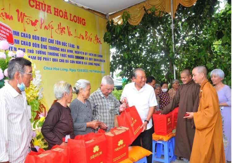 Cần Giuộc: Ông Trương Hòa Bình trao tặng 120 phần quà tại chùa Hòa Long, xã Long Phụng