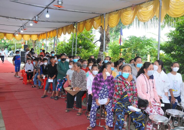 Cần Giuộc: Ông Trương Hòa Bình trao tặng 120 phần quà tại chùa Hòa Long, xã Long Phụng