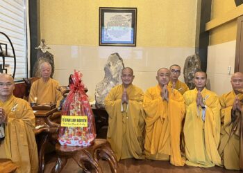 Ban Trụ trì Tổ đình Linh Nguyên đảnh lễ Trưởng lão Hòa thượng Quyền Pháp chủ GHPGVN