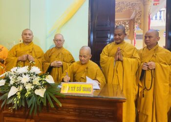 Ban Thường trực Ban Trị sự GHPGVN tỉnh Long An viếng tang cố Thượng toạ Thích Thiện Đức