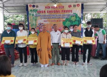 Cần Giuộc: Chùa Chưởng Phước, xã Phước Lại trao học bổng, quà trung thu cho các em học sinh.