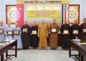 Đức Hòa: Ban Trị sự trao quyết định chuẩn y thành phần nhân sự các Ban trực thuộc Ban Trị sự nhiệm kỳ X (2021 – 2026)