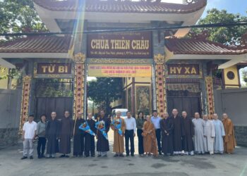 Lãnh đạo chính quyền tỉnh chúc mừng và tiễn đoàn đại biểu Phật giáo tỉnh Long An tham dự Đại hội đại biểu toàn quốc tại Hà Nội