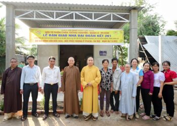 Kiến Tường: Ban Trị sự GHPGVN tỉnh Long An trao tặng Nhà tình thương tại xã Tuyên Thạnh