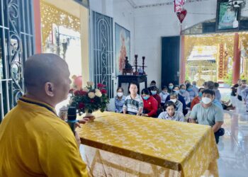 Đại đức Thích Lệ Ngôn thuyết giảng khoá tu dành cho người kém may mắn tại chùa Quan Âm (huyện Đức Hoà)