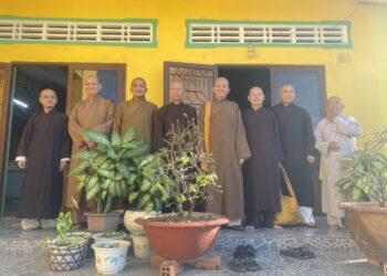 Thường trực BTS GHPGVN tỉnh Long An báo cáo kết quả Đại hội Phật giáo toàn quốc đến Hòa thượng Thích Huệ Hồng.