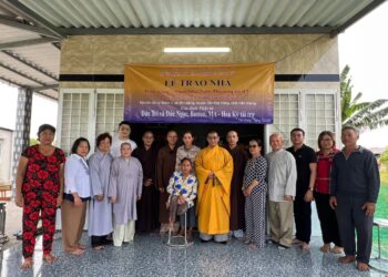 Ban Phật giáo Quốc tế GHPGVN tỉnh Long An và chùa Lâm Tỳ Ni (Hoa Kỳ) tặng hai nhà tình thương tại tỉnh Tiền Giang và Bến Tre