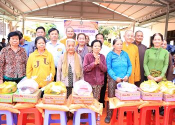 Đức Hòa: Chùa Vạn Linh, xã Lộc Giang trao tặng quà nhân dịp tết cổ truyền Quý Mão 2023