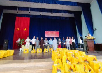 Đức Hòa: Phật giáo huyện phối hợp UBND xã Đức Hoà Đông trao tặng quà tết Quý Mão- 2023.
