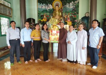 Phật giáo huyện Thạnh Hóa đón tiếp đoàn chính quyền tỉnh đến thăm và chúc Tết