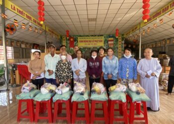 Thạnh Hóa: Chùa Phổ Hương, chùa Phổ Minh trao quà tết cho người nghèo, khó khăn