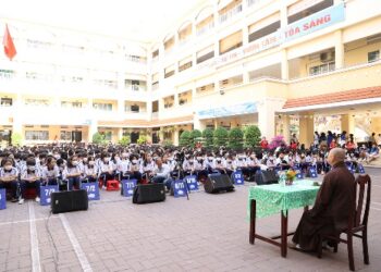 Video – Đại đức Thích Lệ Ngôn đến thăm, tặng quà và chia sẻ talkshow giao lưu tại Trường THCS Nhựt Tảo nhân Ngày hội chia sẻ yêu thương
