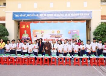Đại đức Thích Lệ Ngôn đến thăm, tặng quà và chia sẻ talkshow giao lưu tại Trường THCS Nhựt Tảo nhân Ngày hội chia sẻ yêu thương