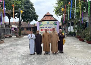 Hòa thượng Thích Minh Thiện quang lâm chùa Vạn Linh quan tâm công tác tổ chức tiệc Buffet Chay gây quỹ.