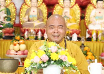 Đại đức Thích Huệ Phát thuyết giảng tại khóa tu chùa Ân Thọ